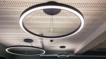 LED-Lampe in moderner Form passend zu einem sanierten oder neugebauten Büro