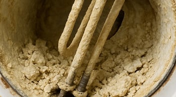 Ein total verkalkter Boiler und dessen Heizstäbe