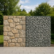 Sichtschutzwand aus Naturstein und Gabionen