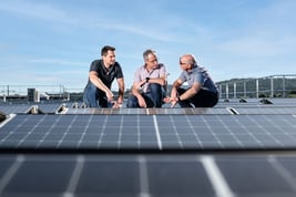 vZEV und LEG in der Praxis: Industriespeicher und Eigenverbrauchsoptimierung für Industriegebäude und Investoren