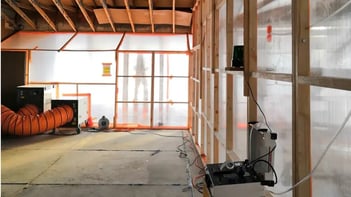 Vorerbeitetes Haus für die Asbestsanierung. Sicherheitsfolien zum Schutz der Atemwege