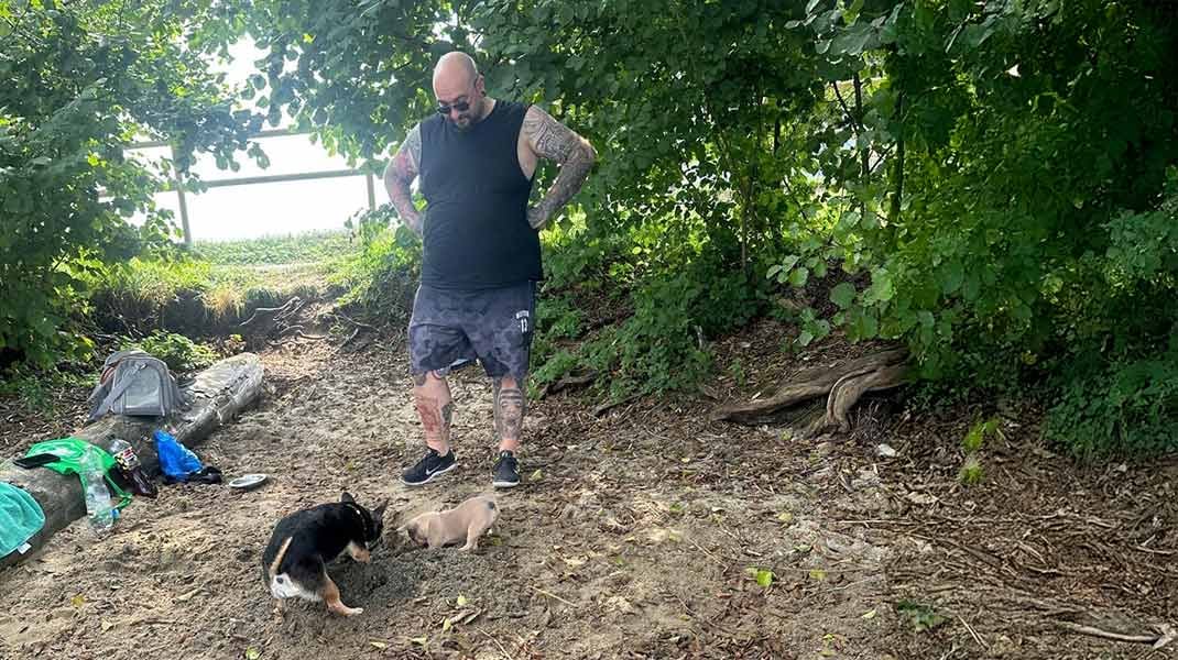 David mit seinen zwei Hunden im Wald