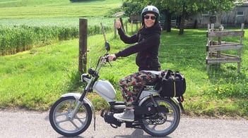 Jacqueline Tschiemer Blaser auf ihrem Mofa unterwegs durch die Schweiz