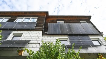 Photovoltaik-Fassade oder PV-Module an der Fassade befestigen, sind zwei Lösungen für Solarenergie