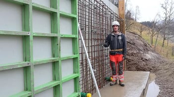 Jonas Schüpbach bei seiner Lieblingstätigkeit, dem Betonieren