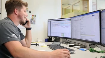 Daniel Vuille an seinem Arbeitsplatz in der Emmenmatt mit Planung, Kundenanfragen