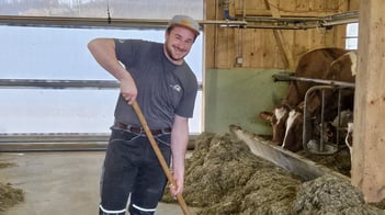 Simon bei der Arbeit auf seinem Hof