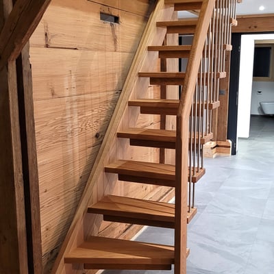 Neue Holztreppe mit alten Baustoffen