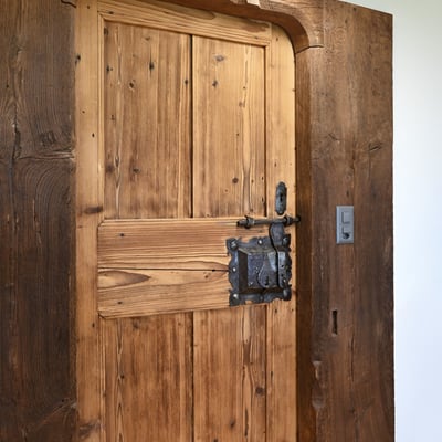 Alte Holztüre neu aufbereitet, schön integriert in Wohnraum