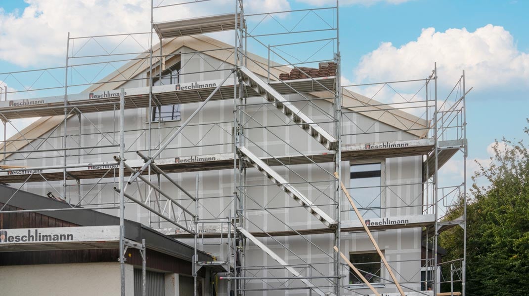 Fassadensanierung: Fassade mit Gerüst