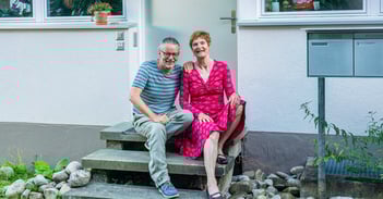 Bauherrschaft Bernhard und Verena vor ihrem Zuhause