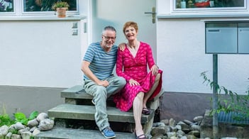 Bauherrschaft Bernhard und Verena vor ihrem Zuhause