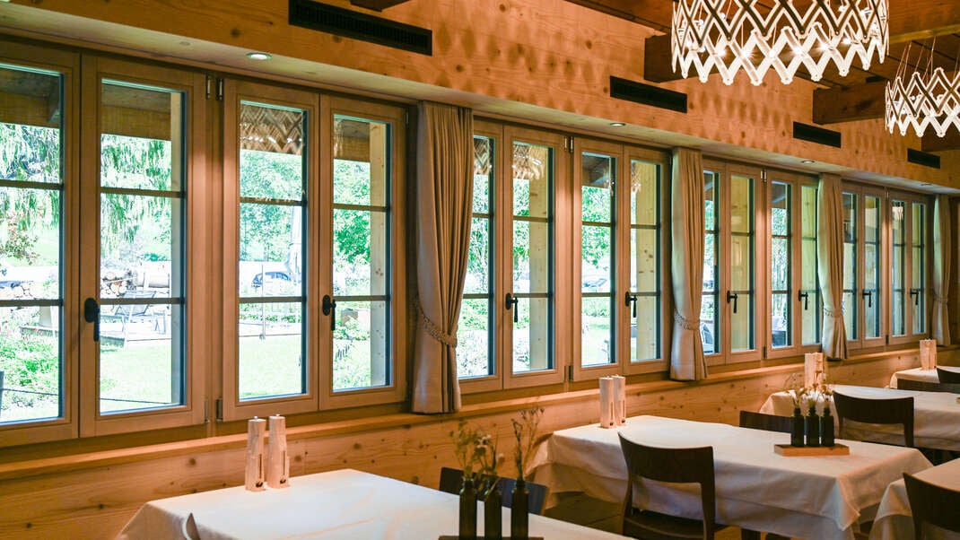 Fenster vom Innenbereich des Restaurants im Kemmeribodenbad