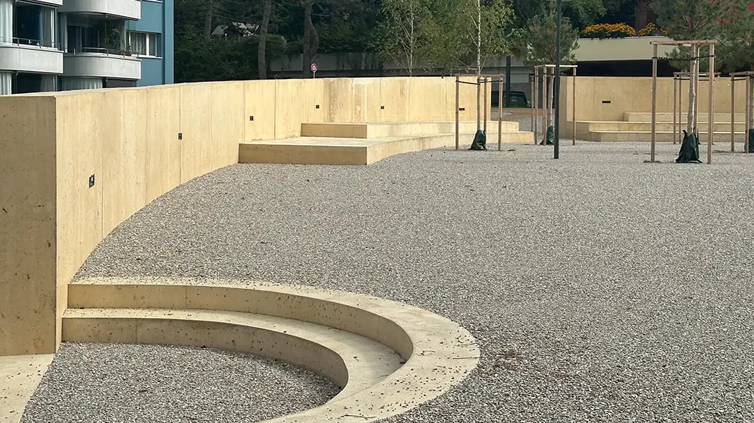 gelblicher Ton im Sichtbeton für einen Innenhof