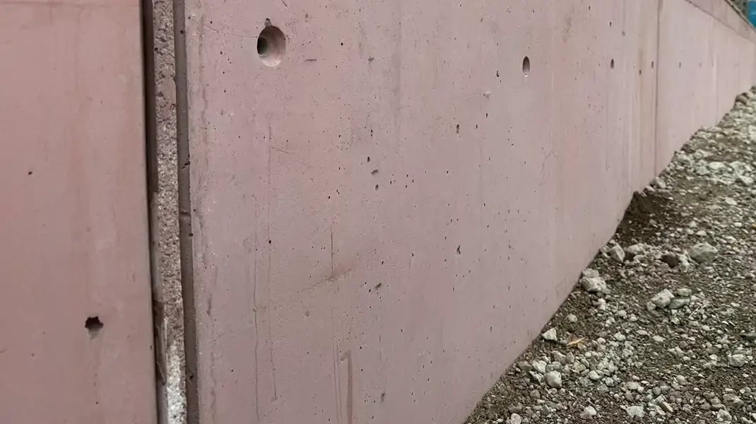 Rosa farbener Sichtbeton für eine Aussenwand