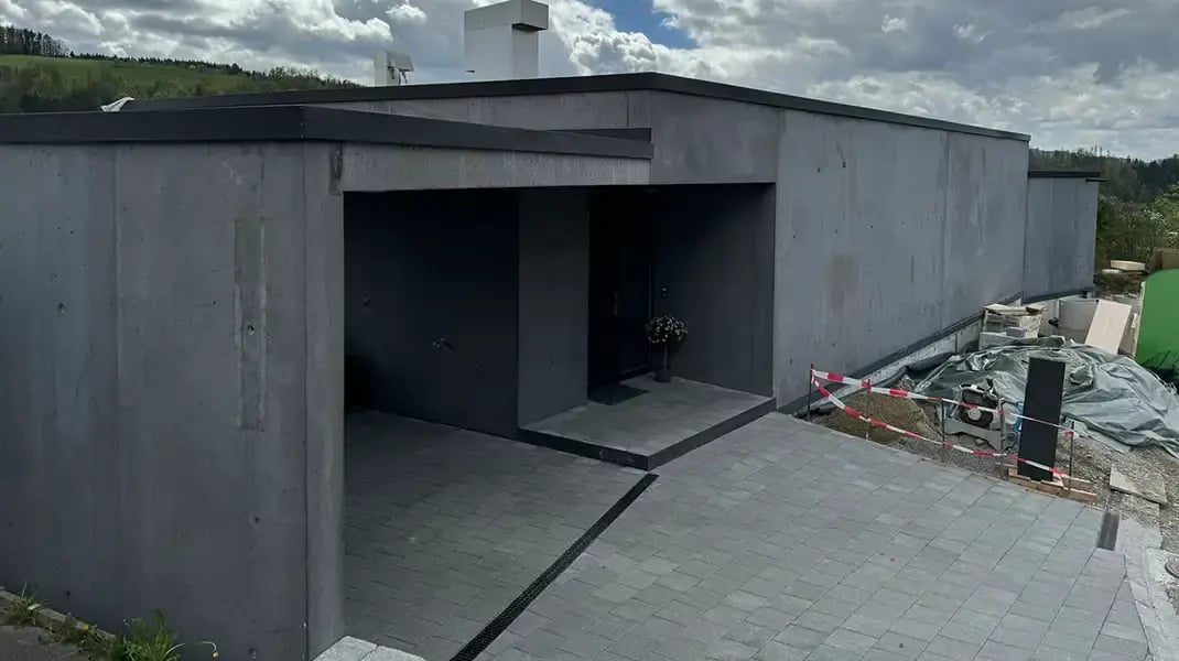 Schwarzer Sichtbeton, um die Architektur zu unterstreichen