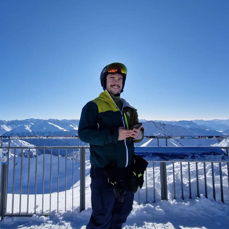 Simon Schluep im Winter beim Hobby in den Bergen