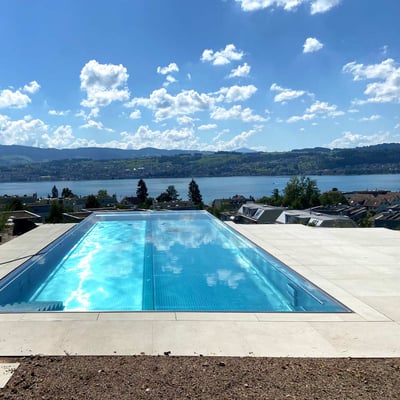 Pool mit Blick auf See