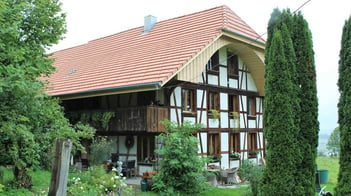 Ein idyllisches Bauernhaus mit dem durch die GLB neu sanierten Dach. 