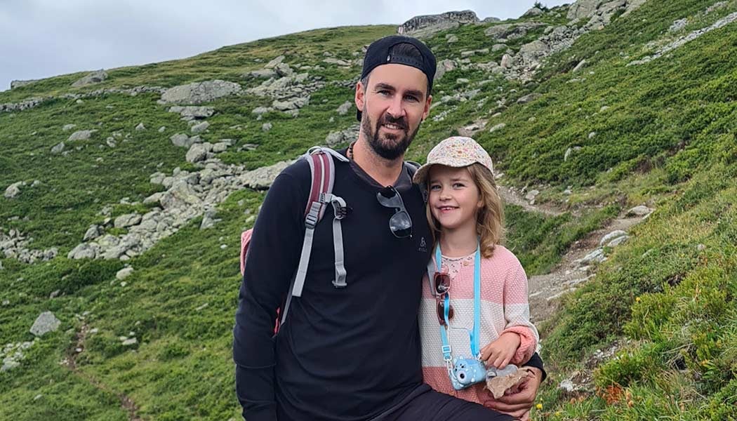 Patric Mosimann mit seiner Tochter beim Wandern