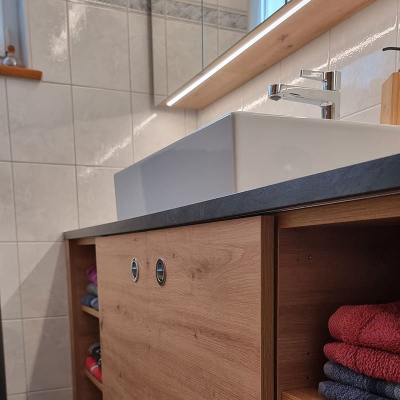 Das Unikat Badmöbel mit LED-Licht Spiegelschrank und platzsparendem Badmöbel