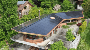 Anderegg Haus von oben mit neuer PV-Anlage