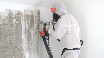 Asbestsanierung wird mit korrekten Schutzmassnahmen durchgeführt