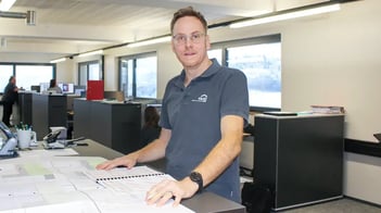 Beat Wiesmann im neugebauten Büro in Langenthal. Viel Platz für Besprechungen und die grossen Pläne