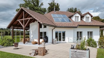 Erneuerung Gartenplatten und Gartenlandschaft rundums Haus