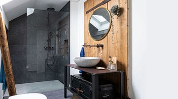 Wellnessoase zu Hause: neues Bad mit schönen Holzelementen, grossem Spiegel, bodenebene Dusche