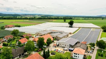 Bauernbetrieb im Berner Seeland mit Photovoltaikanlagen