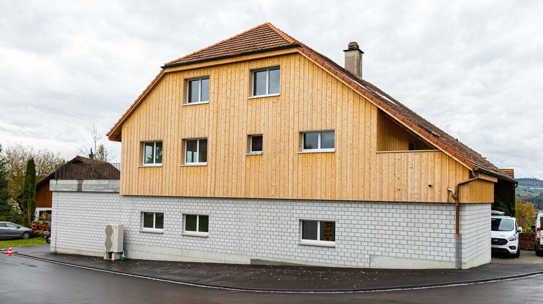 Einbau zweier Wohnungen mit Autounterstand in Oekonomieteil