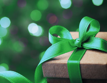 Paket mit grüner Schleife