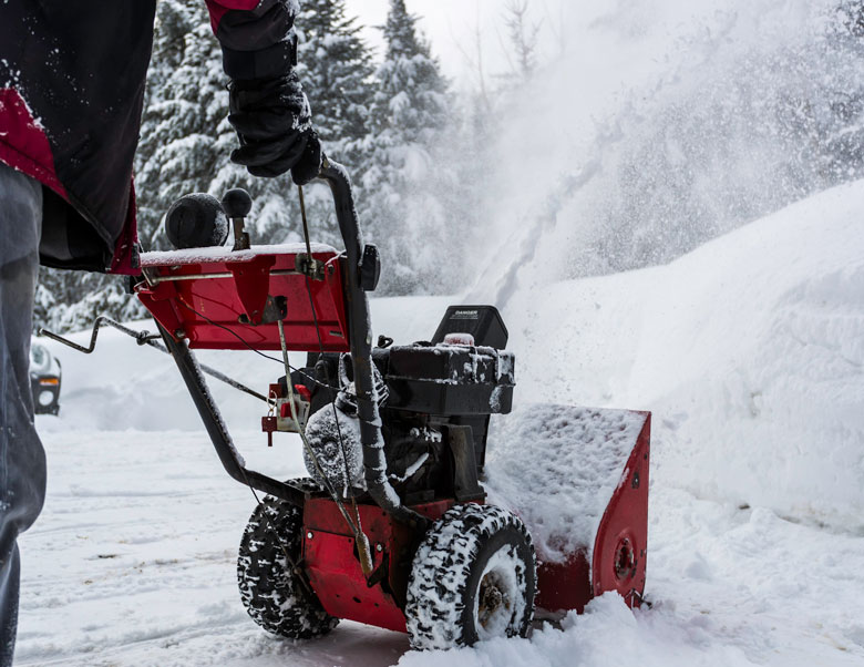 Schneefräse räumt viel Schnee weg