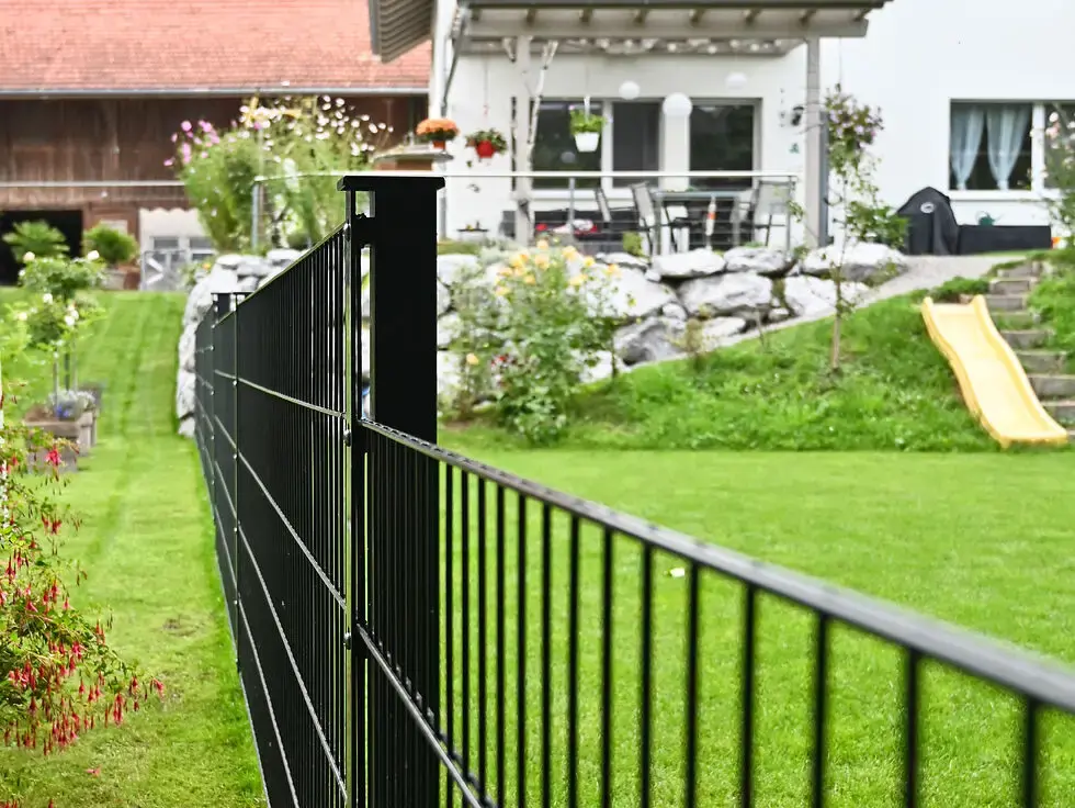 Ladestation, Wasserveredelungsanlage und Stabmattenzaun