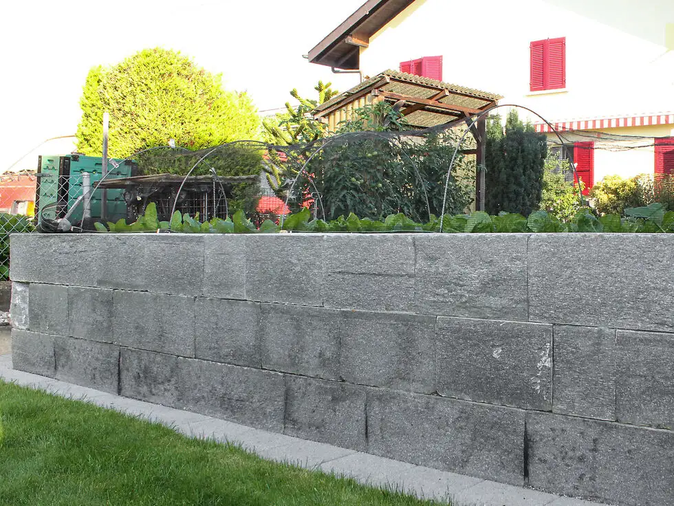 Granit-Hochbeet und Parkplatz