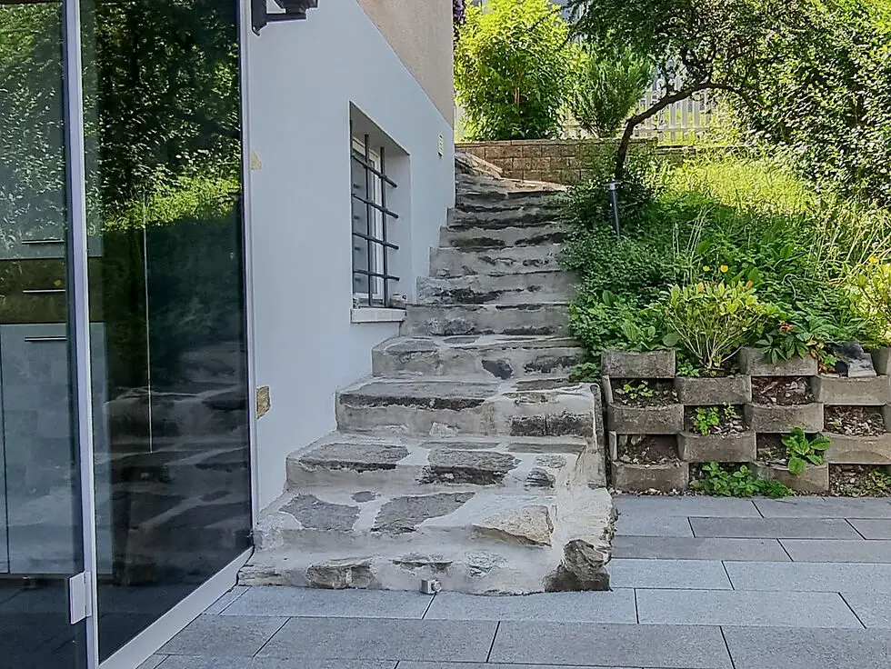 Neugestaltung Vorplatz, Terrasse und Aussentreppe