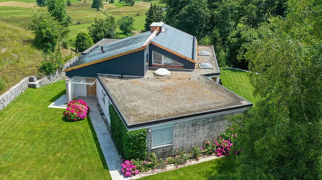 Dachkontrolle ist wichtig ob Steil- oder Flachdach. Auch mit einer Solaranlage sollte eine Dachkontrolle gemacht werden