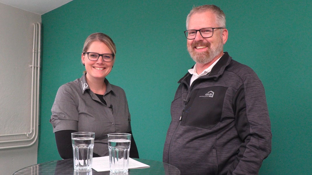 Daniela von Allmen und Rolf Scheidegger lachen zusammen in die Kamera.