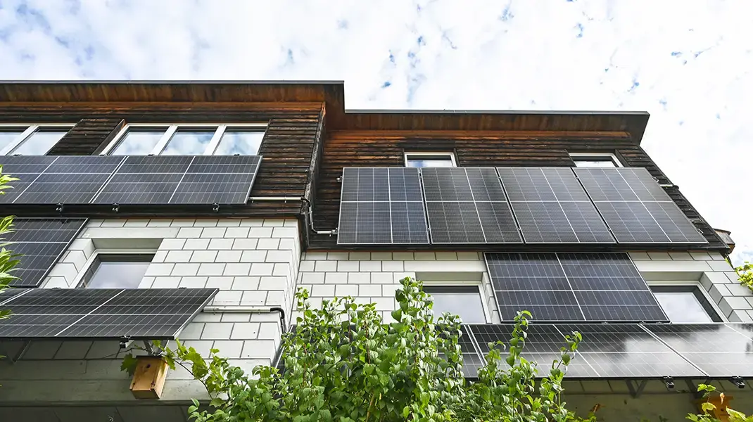 Photovoltaik-Fassade oder PV-Module an der Fassade befestigen, sind zwei Lösungen für Solarenergie