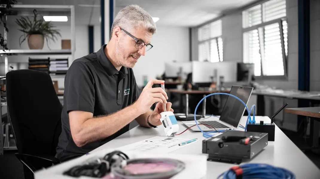 Fachexperte im Bereich Internet of Things schraubt an Netzwerkteilen