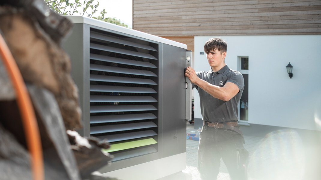 Hocheffizienzpumpe im Einsatz, wird montiert von Heizungsinstallateur