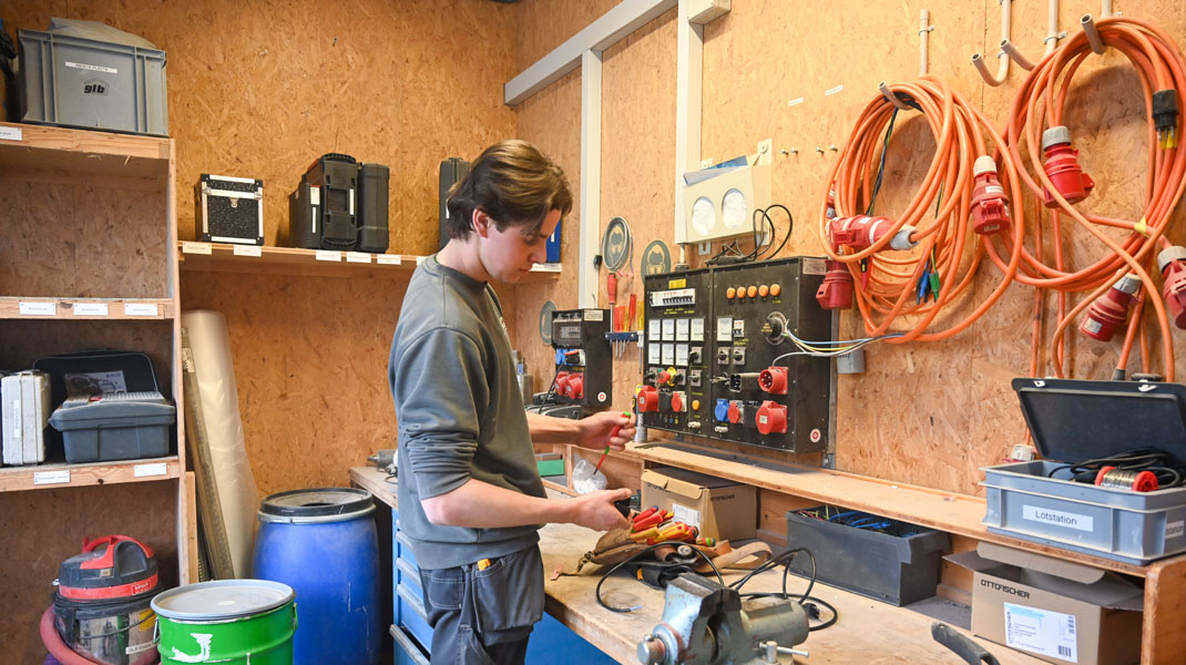 Gilles Gasser, der angehende Elektroinstallateur bei der Arbeit