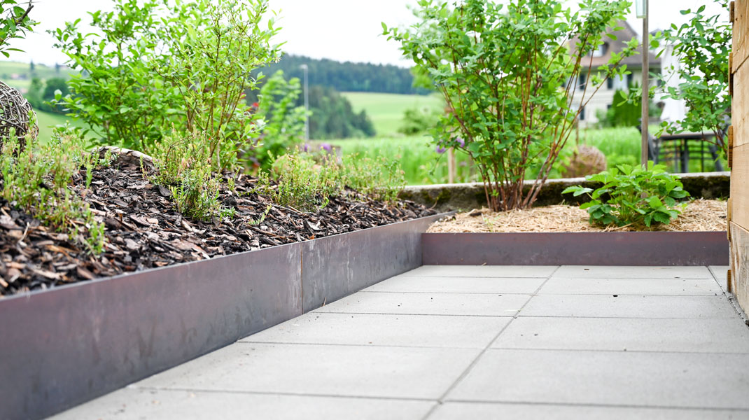 ausgewählte Steinplatten und Randsteine für einen ordentlichen Garten