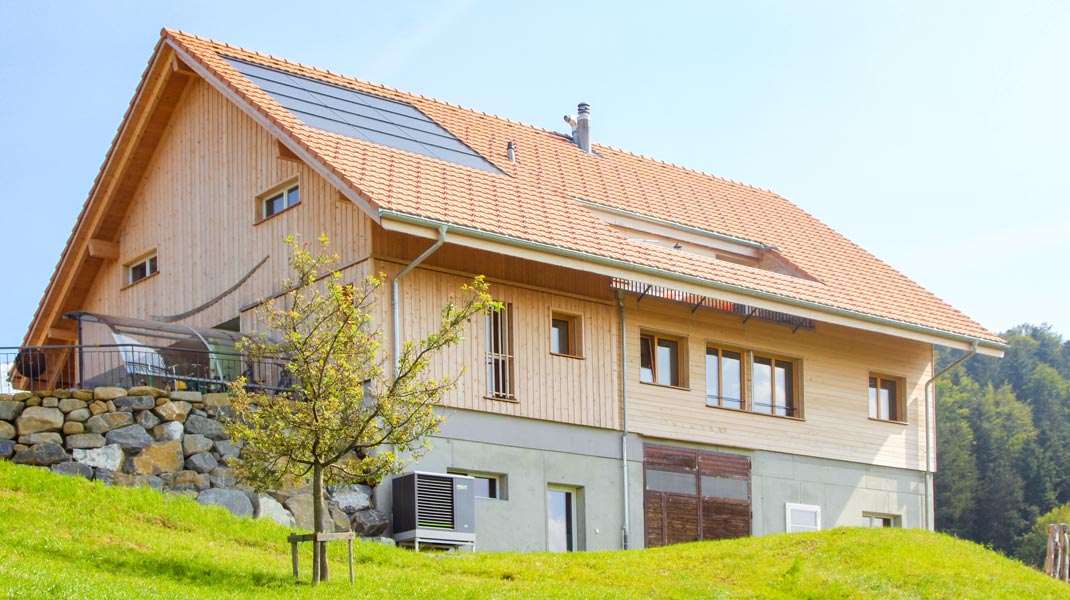 Neue Holfassade aus Mondholz von einem Einfamilienhaus