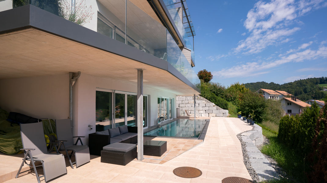 Das Sonnenhaus von aussen mit tollem Sitzbereich und eigenem Pool.