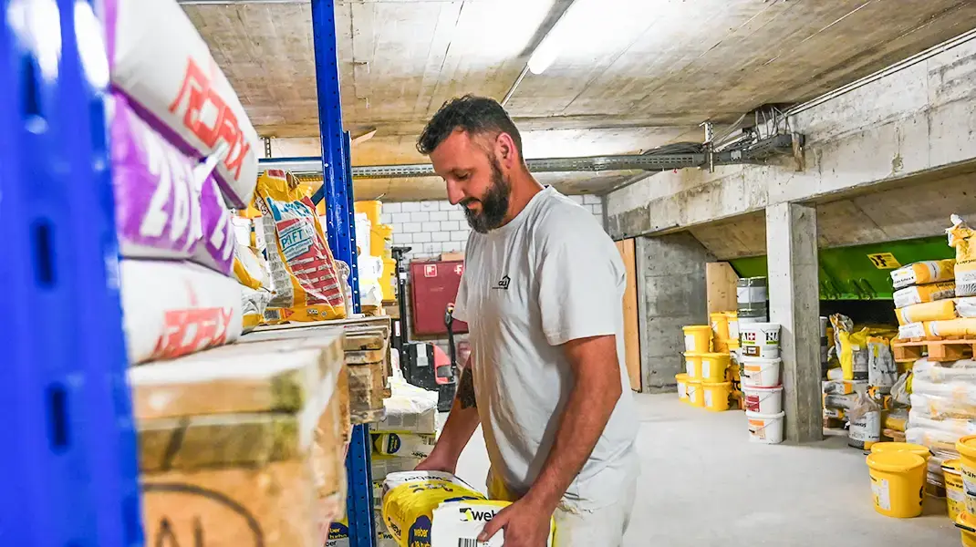 Flurim Hoti ist engagierter Mitarbeiter der Maler- und Gipserabteilung der GLB Emmental