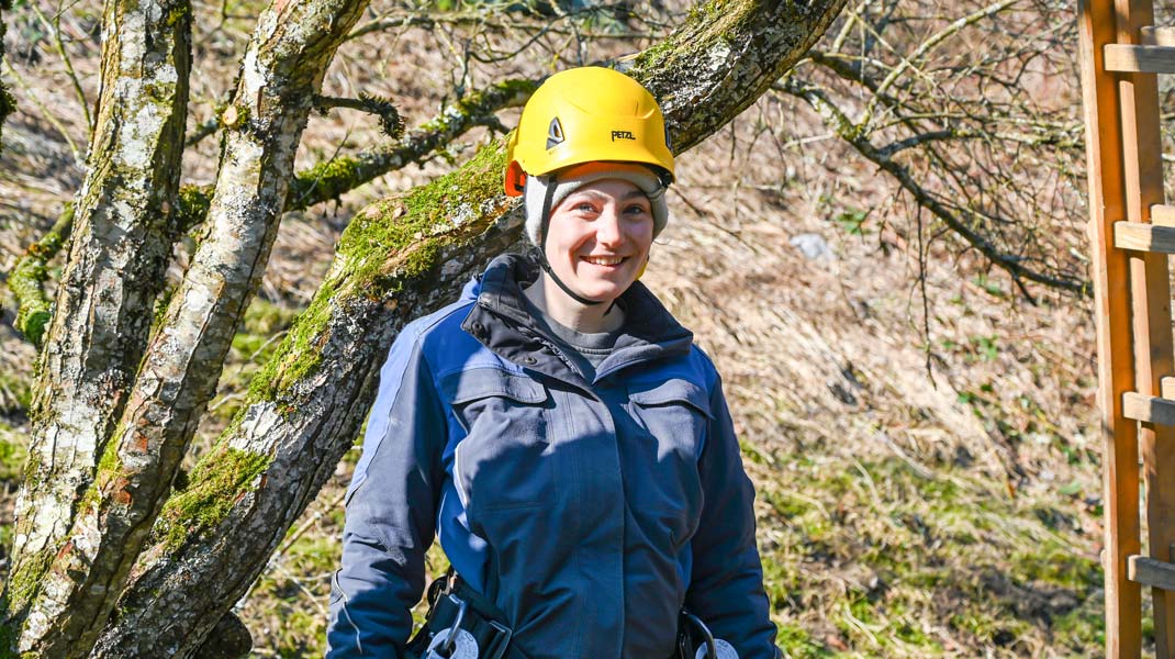 Lara Rüegsegger lächelt uns auf der Arbeit entgegen