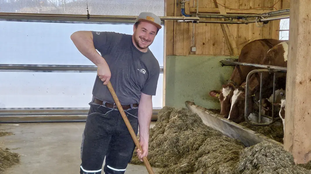 Simon bei der Arbeit auf seinem Hof