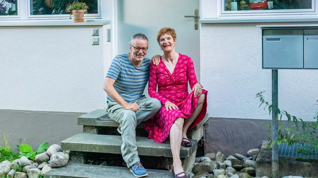 Bauherrschaft Bernhard und Verena vor ihrem Zuhause